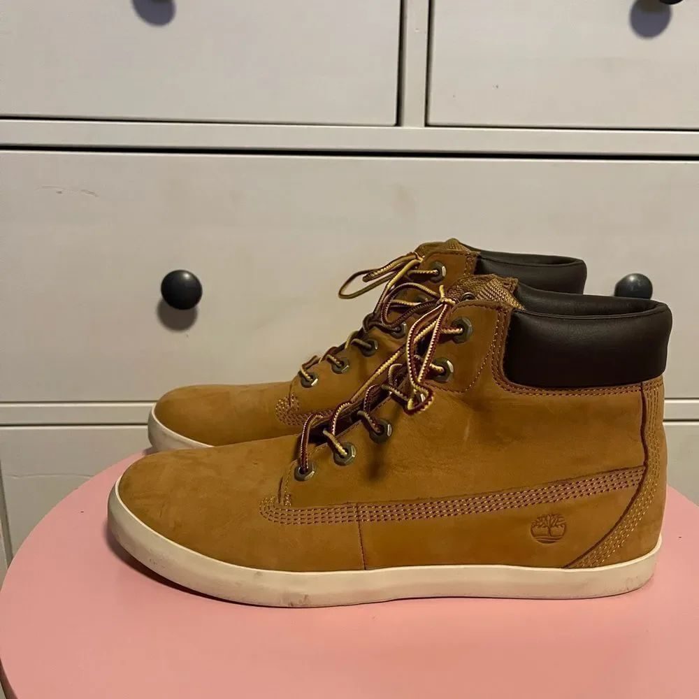 Women’s Timberlands - Picture 2 of 8